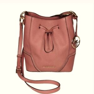 Michael Kors Light Pink Bucket Bag - EUC 🦋